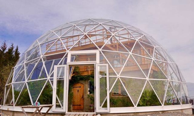 cob-house-geodesic-dome-2-640x383